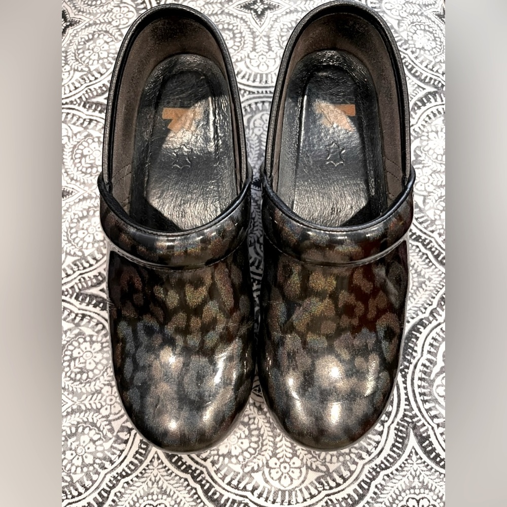 Dansko Professional XP size 39 Patent Leather Iridescent Leopard pattern GUC